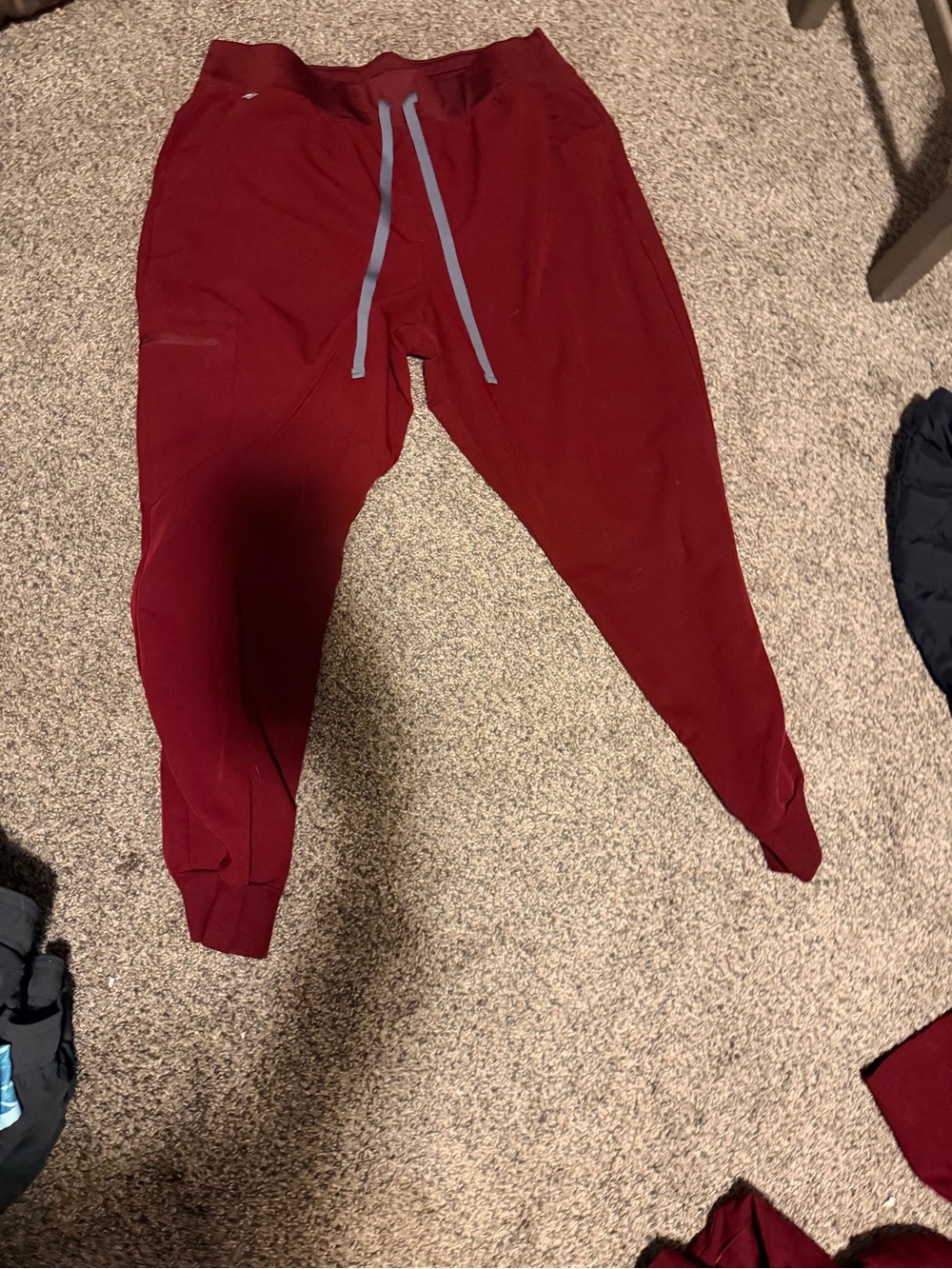 Figs scrubs burg top is XXL and Pants are high waisted joggers/wide leg petite - Picture 3 of 6